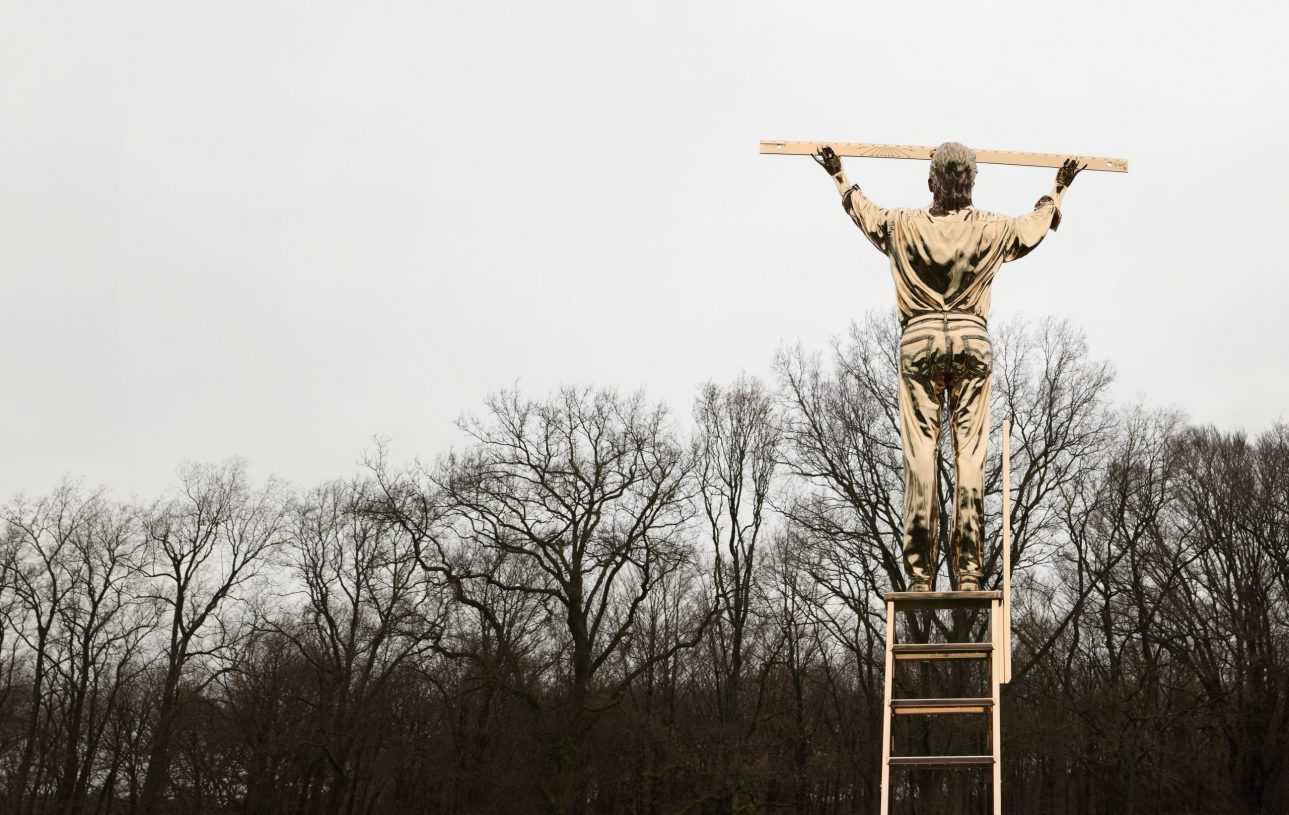 Jan Fabre, <i>The Man Who Measures the Clouds</i>, 1998, bronze, 285x120x80 cm. Collection: 21st Century Museum of Contemporary Art, Kanazawa. Photographer: Attilio Maranzano