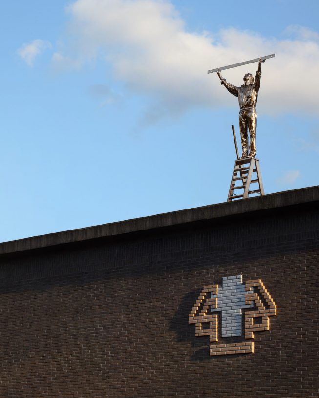 Jan Fabre, <i>The Man Who Measures the Clouds</i>, 1998, bronze, 285x120x80 cm. Collection: 21st Century Museum of Contemporary Art, Kanazawa. Photographer: Attilio Maranzano